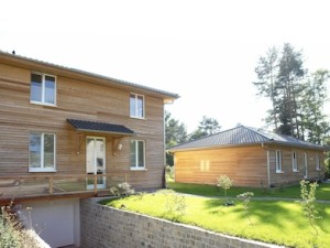 Passivhaus mit Holzverkleidung aussen (Rückansicht)