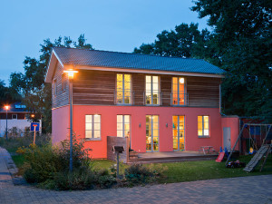 zweistöckiges Passivhaus bei Nacht